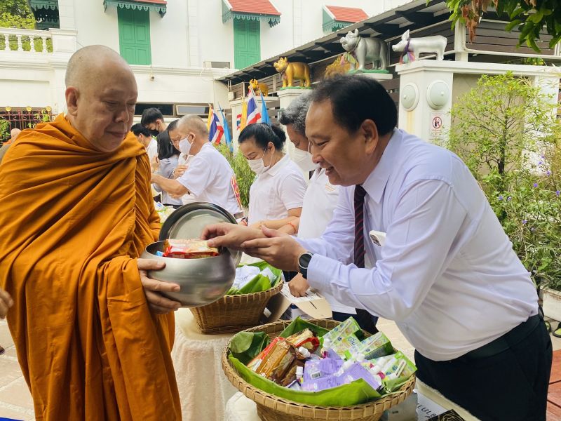 กิจกรรมทำบุญตักบาตรในช่วงเช้า ณ วัดเทพศิรินทราวาส