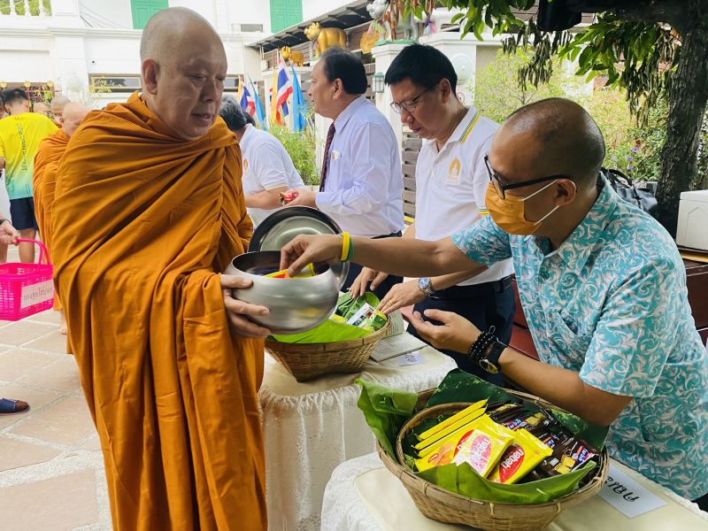 กิจกรรมทำบุญตักบาตรในช่วงเช้า ณ วัดเทพศิรินทราวาส
