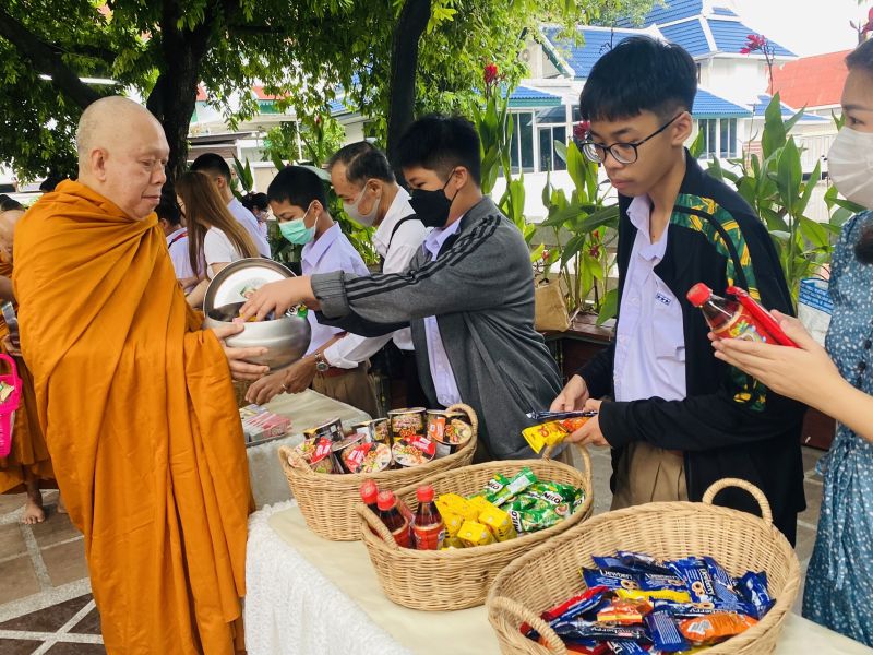 กิจกรรมทำบุญตักบาตรในช่วงเช้า ณ วัดเทพศิรินทราวาส