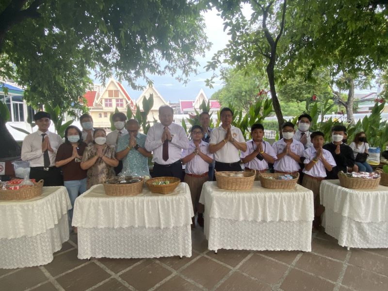 กิจกรรมทำบุญตักบาตรในช่วงเช้า ณ วัดเทพศิรินทราวาส