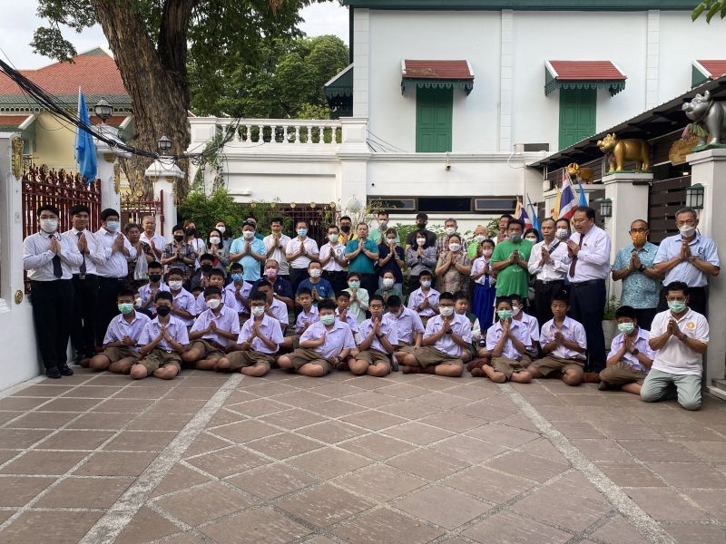 กิจกรรมทำบุญตักบาตรในช่วงเช้า ณ วัดเทพศิรินทราวาส