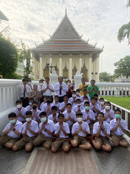 กิจกรรมทำบุญตักบาตรในช่วงเช้า ณ วัดเทพศิรินทราวาส