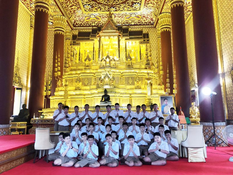 กิจกรรมทำบุญตักบาตรในช่วงเช้า ณ วัดเทพศิรินทราวาส
