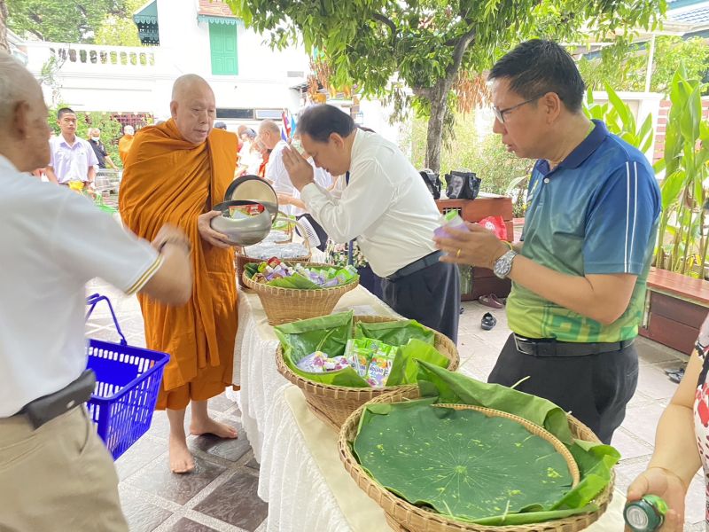 กิจกรรมทำบุญตักบาตรในช่วงเช้า ณ วัดเทพศิรินทราวาส