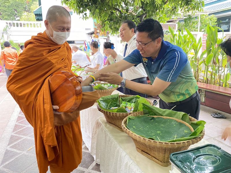 กิจกรรมทำบุญตักบาตรในช่วงเช้า ณ วัดเทพศิรินทราวาส
