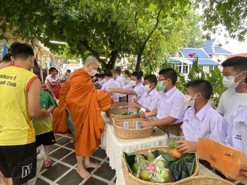 กิจกรรมทำบุญตักบาตรในช่วงเช้า ณ วัดเทพศิรินทราวาส