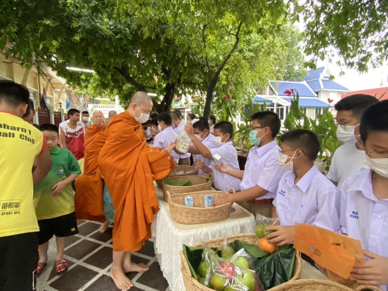 กิจกรรมทำบุญตักบาตรในช่วงเช้า ณ วัดเทพศิรินทราวาส
