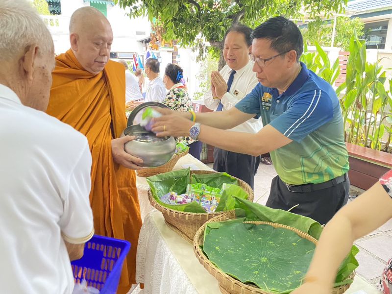 กิจกรรมทำบุญตักบาตรในช่วงเช้า ณ วัดเทพศิรินทราวาส