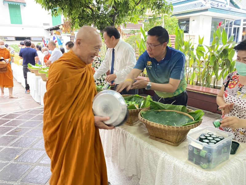 กิจกรรมทำบุญตักบาตรในช่วงเช้า ณ วัดเทพศิรินทราวาส