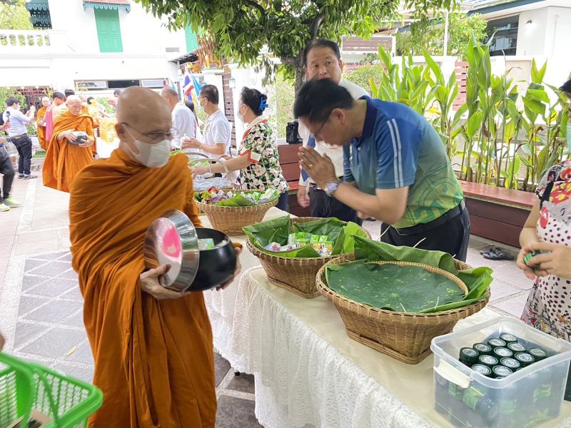 กิจกรรมทำบุญตักบาตรในช่วงเช้า ณ วัดเทพศิรินทราวาส