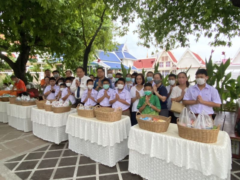 กิจกรรมทำบุญตักบาตรในช่วงเช้า ณ วัดเทพศิรินทราวาส