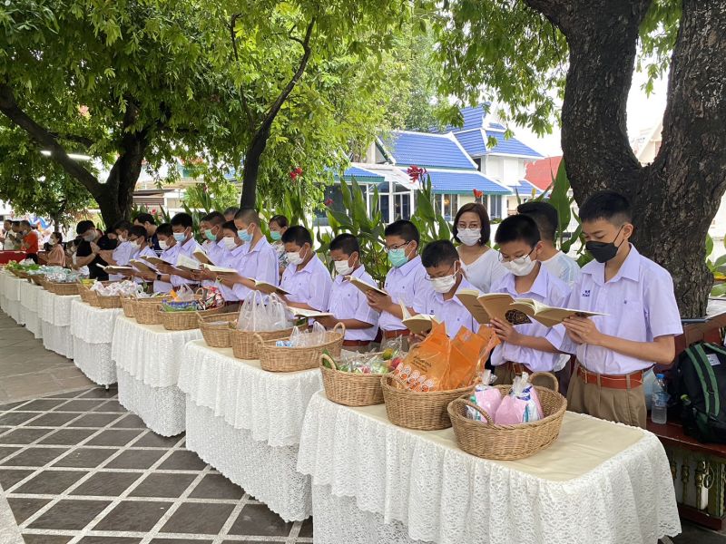 กิจกรรมทำบุญตักบาตรในช่วงเช้า ณ วัดเทพศิรินทราวาส