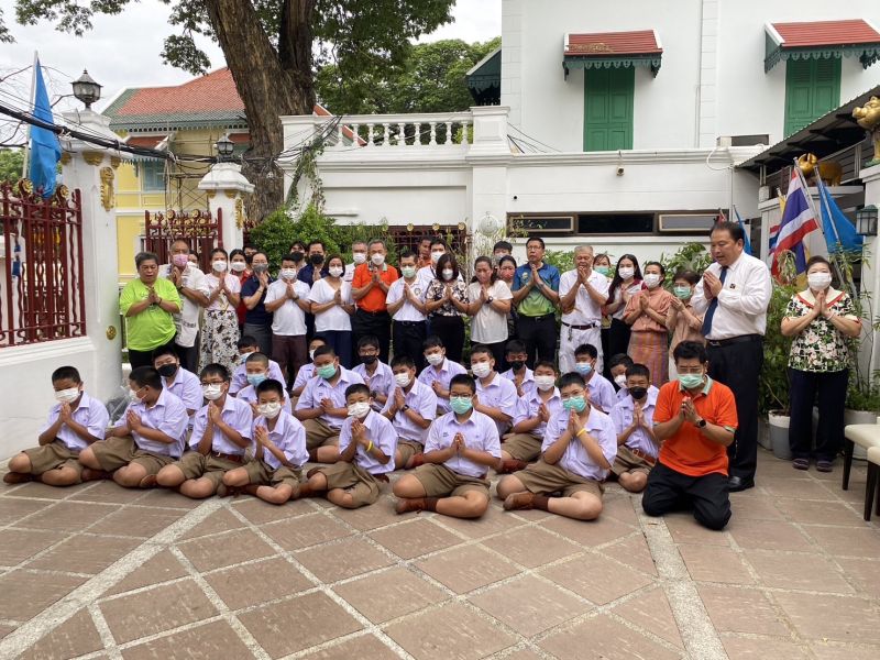 กิจกรรมทำบุญตักบาตรในช่วงเช้า ณ วัดเทพศิรินทราวาส