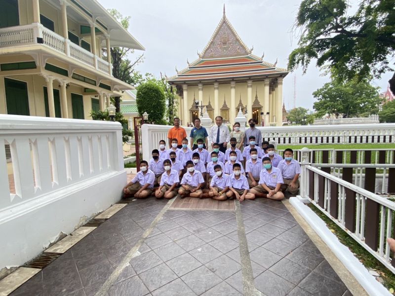 กิจกรรมทำบุญตักบาตรในช่วงเช้า ณ วัดเทพศิรินทราวาส
