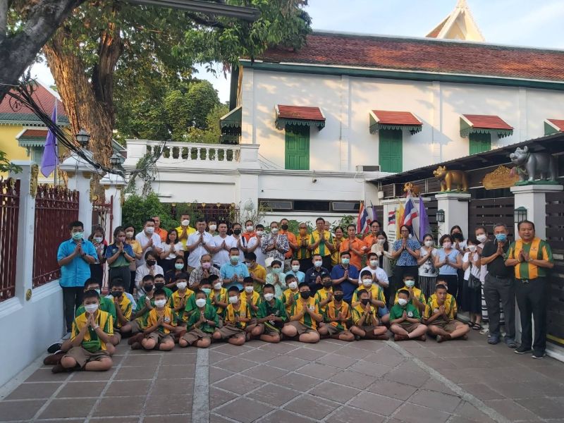 กิจกรรมทำบุญตักบาตรในช่วงเช้า ณ วัดเทพศิรินทราวาส