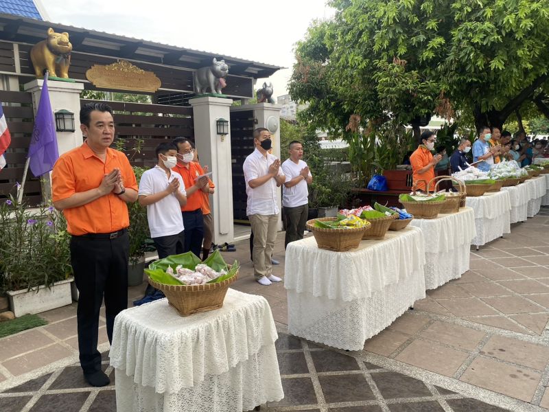 กิจกรรมทำบุญตักบาตรในช่วงเช้า ณ วัดเทพศิรินทราวาส