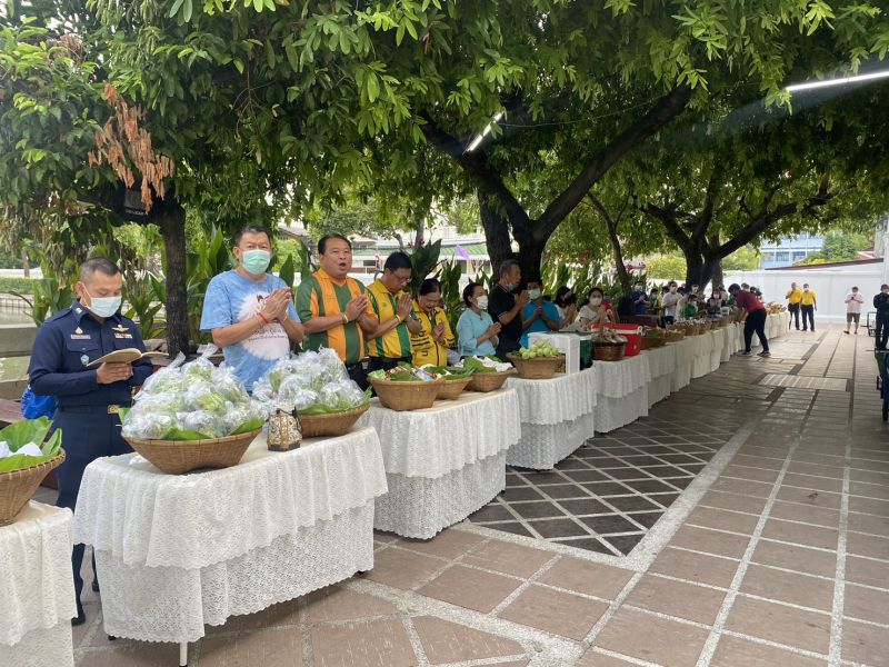 กิจกรรมทำบุญตักบาตรในช่วงเช้า ณ วัดเทพศิรินทราวาส
