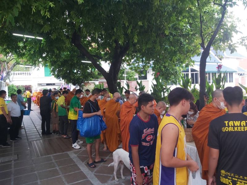 กิจกรรมทำบุญตักบาตรในช่วงเช้า ณ วัดเทพศิรินทราวาส