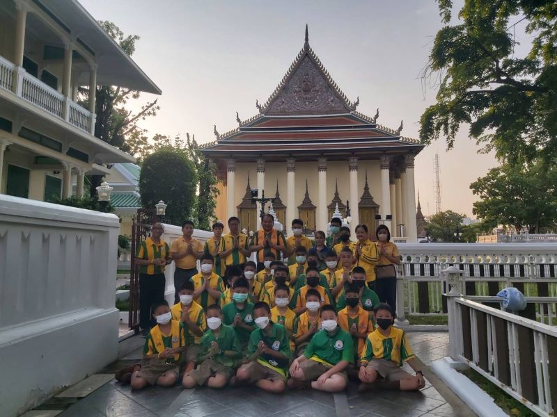 กิจกรรมทำบุญตักบาตรในช่วงเช้า ณ วัดเทพศิรินทราวาส