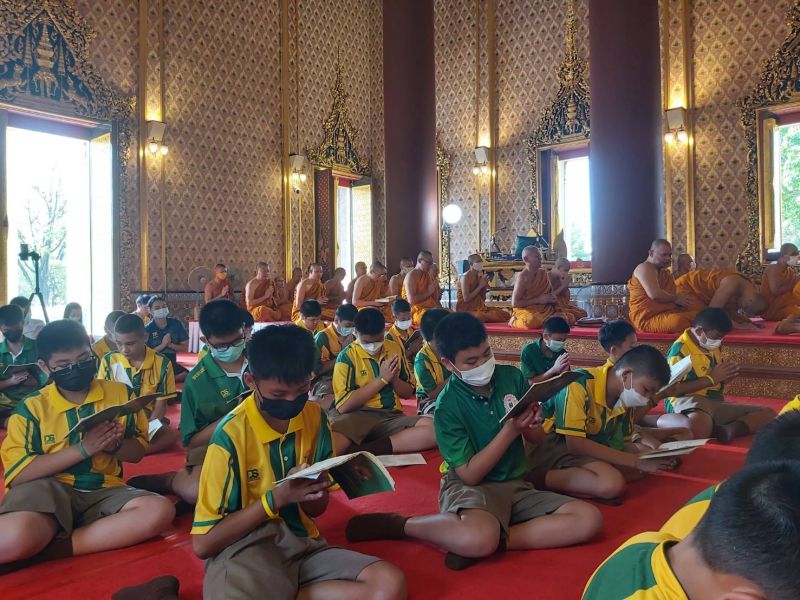 กิจกรรมทำบุญตักบาตรในช่วงเช้า ณ วัดเทพศิรินทราวาส