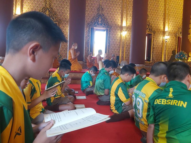 กิจกรรมทำบุญตักบาตรในช่วงเช้า ณ วัดเทพศิรินทราวาส