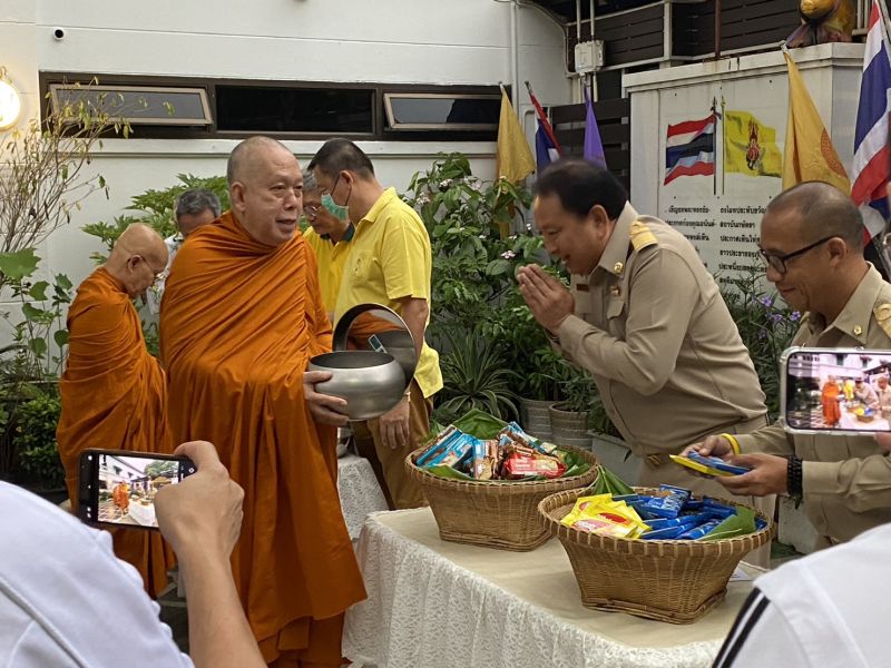 กิจกรรมทำบุญตักบาตรในช่วงเช้า ณ วัดเทพศิรินทราวาส