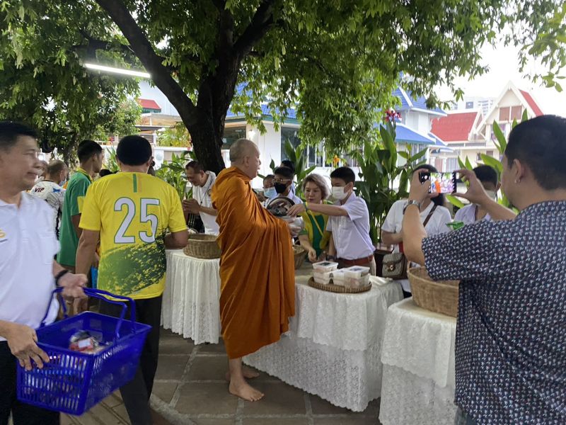 กิจกรรมทำบุญตักบาตรในช่วงเช้า ณ วัดเทพศิรินทราวาส