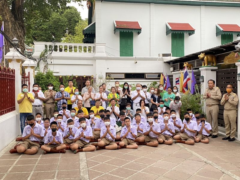กิจกรรมทำบุญตักบาตรในช่วงเช้า ณ วัดเทพศิรินทราวาส