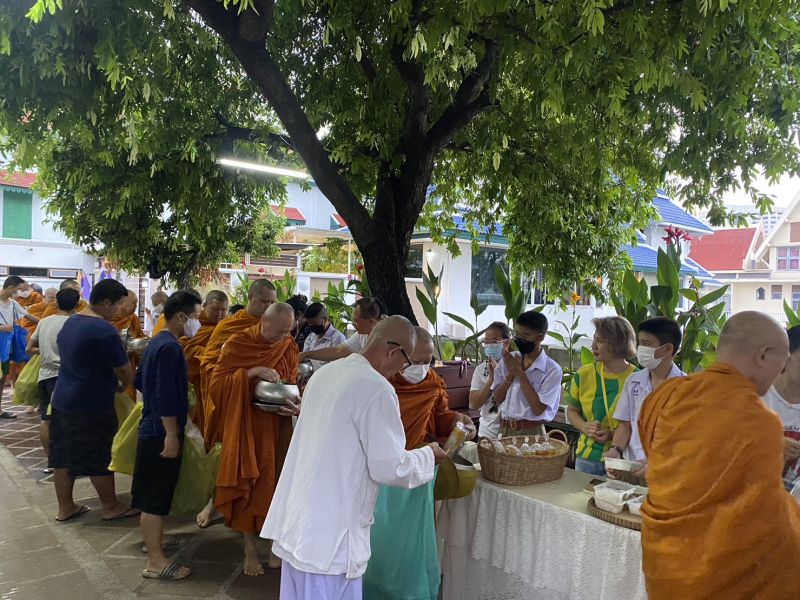กิจกรรมทำบุญตักบาตรในช่วงเช้า ณ วัดเทพศิรินทราวาส