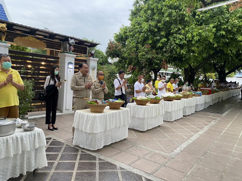 กิจกรรมทำบุญตักบาตรในช่วงเช้า ณ วัดเทพศิรินทราวาส