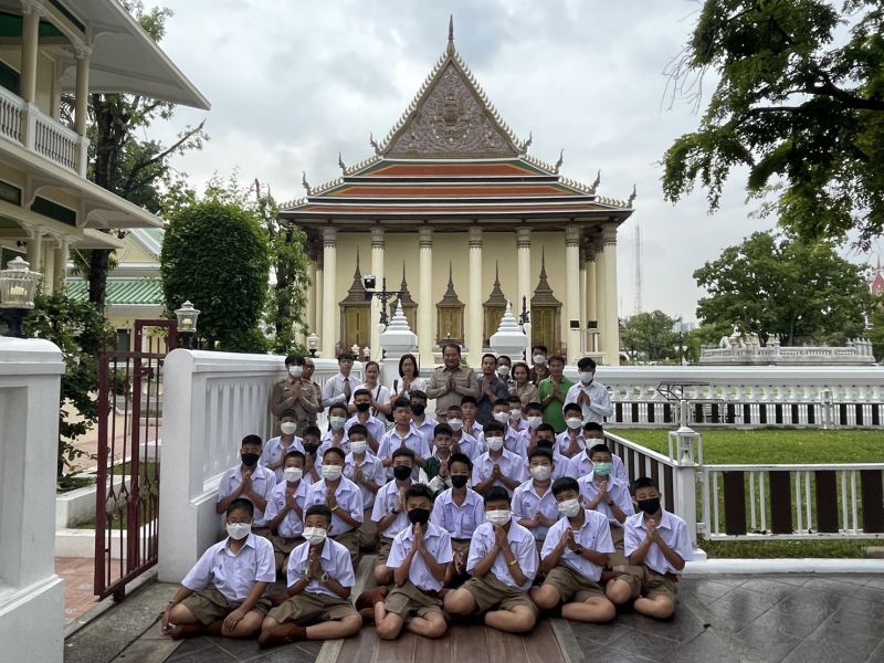 กิจกรรมทำบุญตักบาตรในช่วงเช้า ณ วัดเทพศิรินทราวาส