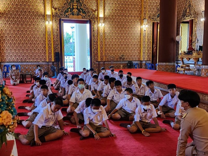 กิจกรรมทำบุญตักบาตรในช่วงเช้า ณ วัดเทพศิรินทราวาส