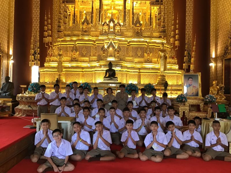 กิจกรรมทำบุญตักบาตรในช่วงเช้า ณ วัดเทพศิรินทราวาส