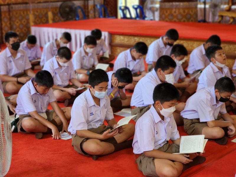 กิจกรรมทำบุญตักบาตรในช่วงเช้า ณ วัดเทพศิรินทราวาส