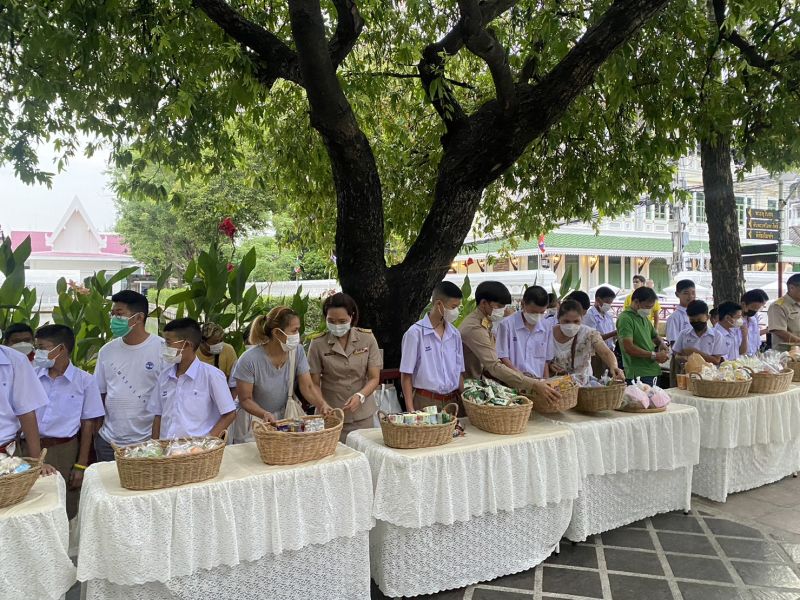 กิจกรรมทำบุญตักบาตรในช่วงเช้า ณ วัดเทพศิรินทราวาส