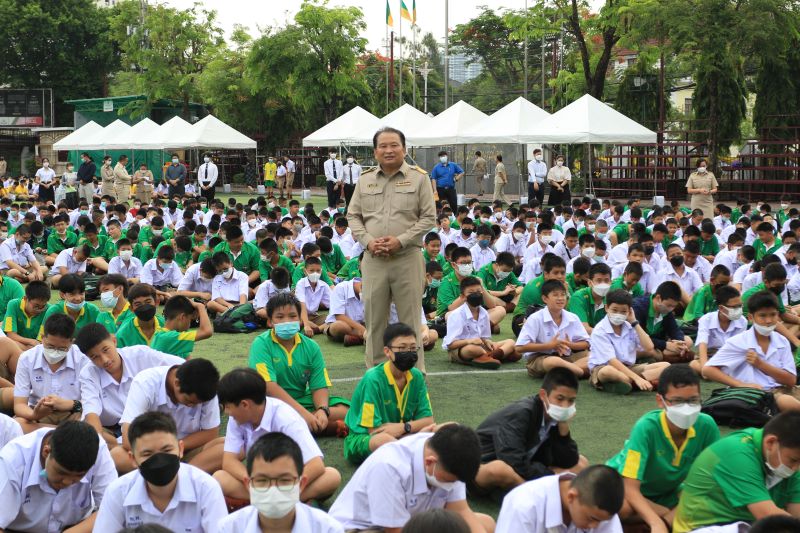 กิจกรรมเข้าแถวเคารพธงชาติในช่วงเช้า พร้อมมอบเกียรติบัตรแก่นักเรียนที่ได้รับ รางวัลเหรียญเงินจากการสอบ สอวน.คอมพิวเตอร์ และผู้ชนะเลิศการออกแบบฯ