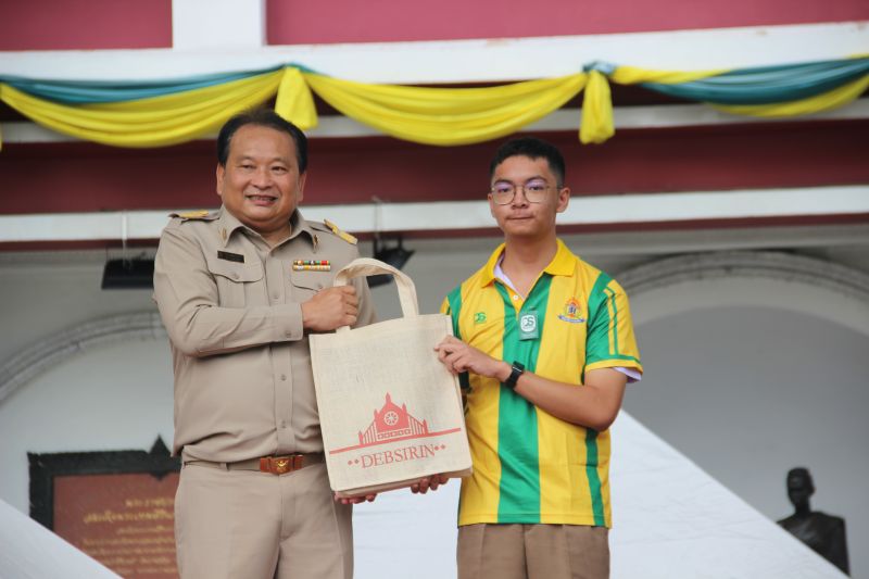 กิจกรรมเข้าแถวเคารพธงชาติในช่วงเช้า พร้อมมอบเกียรติบัตรแก่นักเรียนที่ได้รับ รางวัลเหรียญเงินจากการสอบ สอวน.คอมพิวเตอร์ และผู้ชนะเลิศการออกแบบฯ