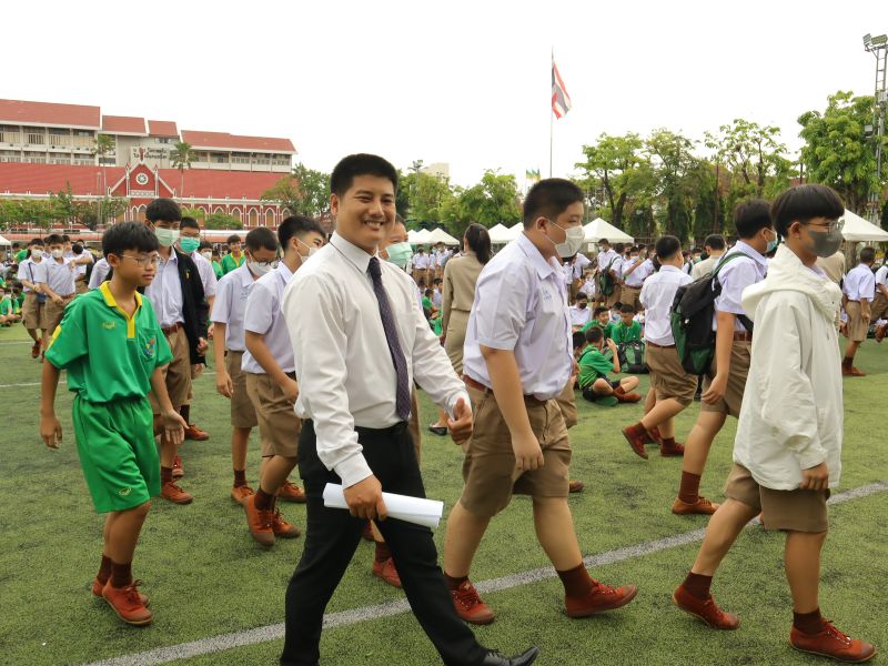 กิจกรรมเข้าแถวเคารพธงชาติในช่วงเช้า พร้อมมอบเกียรติบัตรแก่นักเรียนที่ได้รับ รางวัลเหรียญเงินจากการสอบ สอวน.คอมพิวเตอร์ และผู้ชนะเลิศการออกแบบฯ