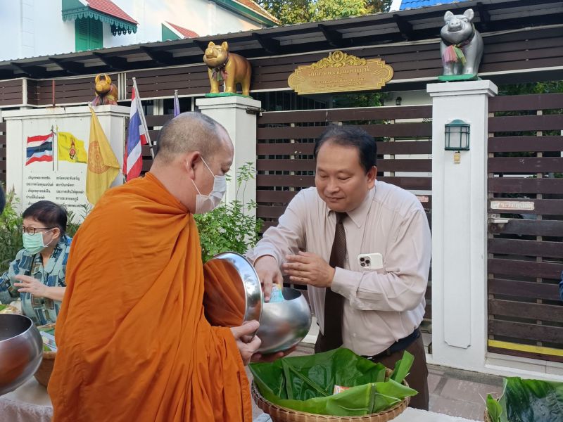 กิจกรรมทำบุญตักบาตรในช่วงเช้า ณ วัดเทพศิรินทราวาส