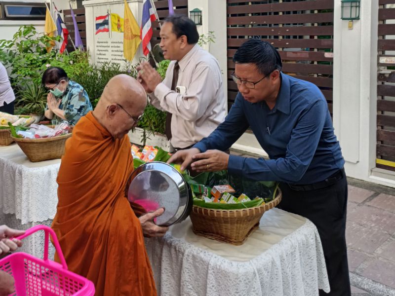 กิจกรรมทำบุญตักบาตรในช่วงเช้า ณ วัดเทพศิรินทราวาส