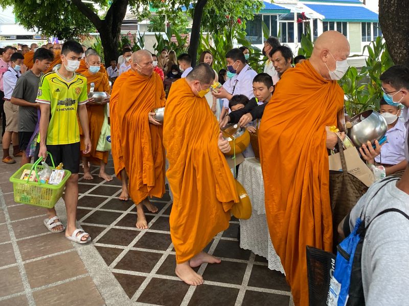 กิจกรรมทำบุญตักบาตรในช่วงเช้า ณ วัดเทพศิรินทราวาส