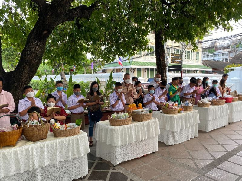 กิจกรรมทำบุญตักบาตรในช่วงเช้า ณ วัดเทพศิรินทราวาส