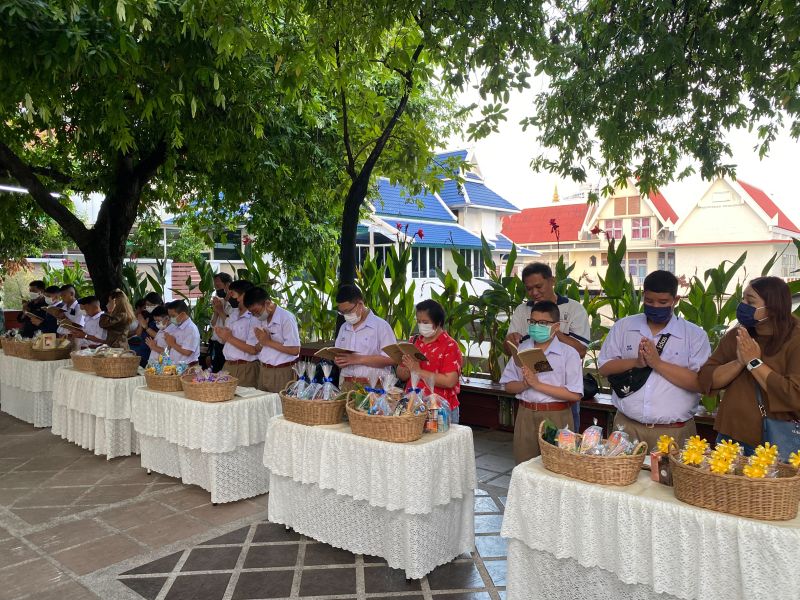กิจกรรมทำบุญตักบาตรในช่วงเช้า ณ วัดเทพศิรินทราวาส