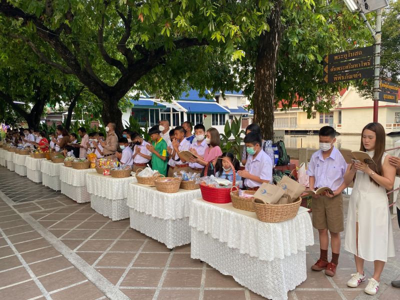 กิจกรรมทำบุญตักบาตรในช่วงเช้า ณ วัดเทพศิรินทราวาส