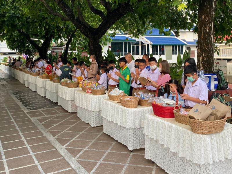 กิจกรรมทำบุญตักบาตรในช่วงเช้า ณ วัดเทพศิรินทราวาส