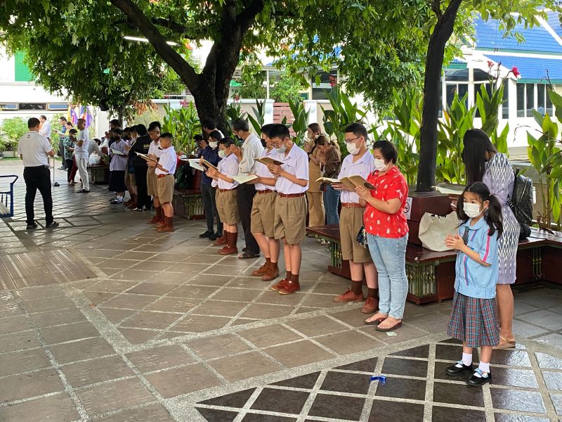 กิจกรรมทำบุญตักบาตรในช่วงเช้า ณ วัดเทพศิรินทราวาส