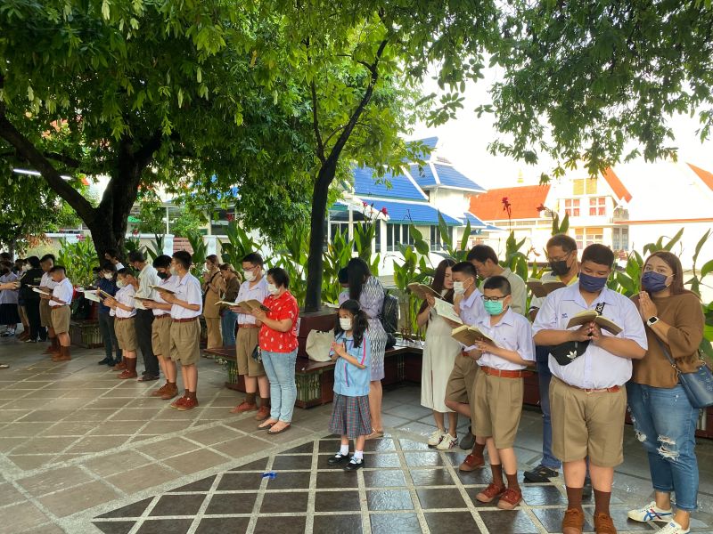 กิจกรรมทำบุญตักบาตรในช่วงเช้า ณ วัดเทพศิรินทราวาส