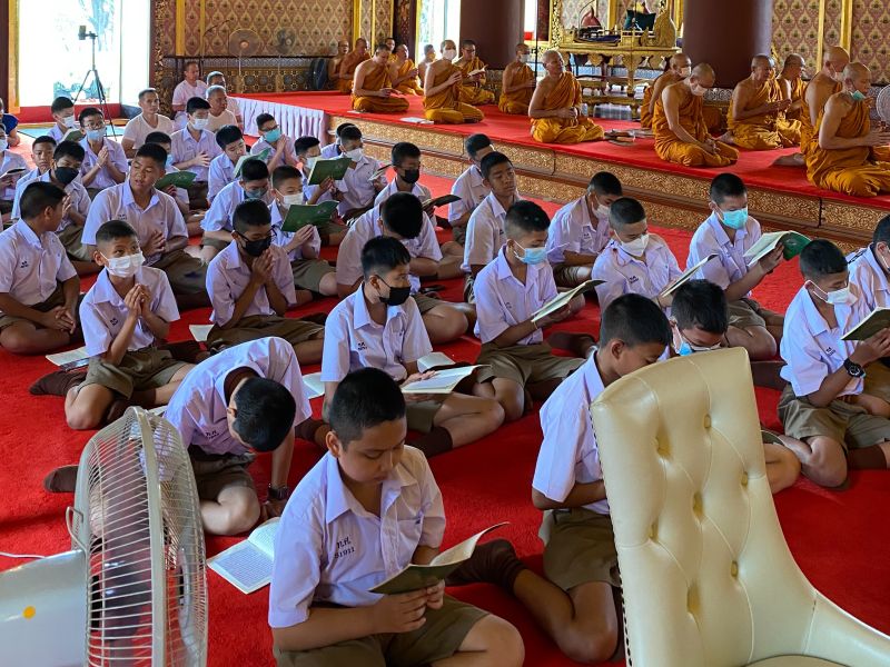 กิจกรรมทำบุญตักบาตรในช่วงเช้า ณ วัดเทพศิรินทราวาส