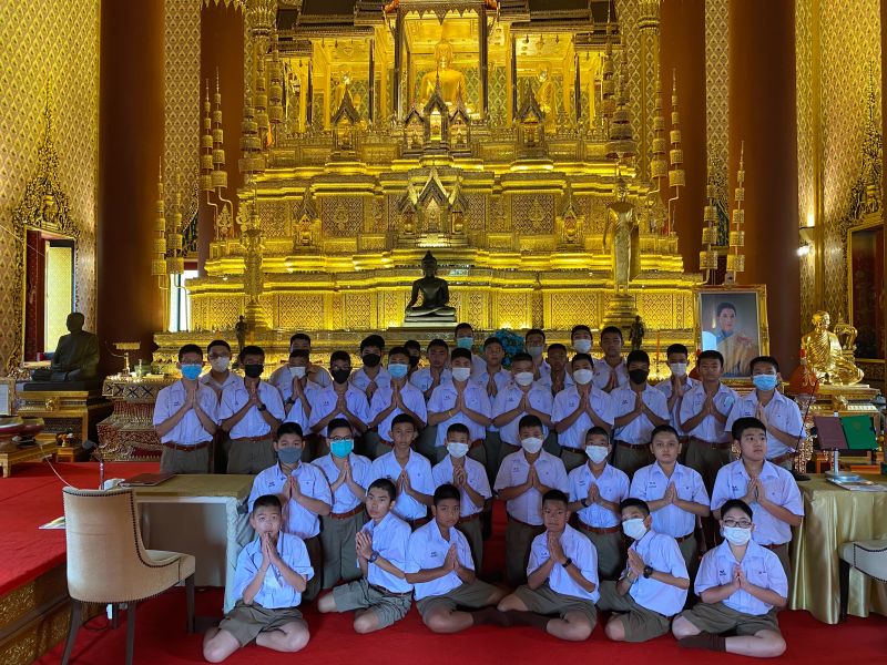 กิจกรรมทำบุญตักบาตรในช่วงเช้า ณ วัดเทพศิรินทราวาส