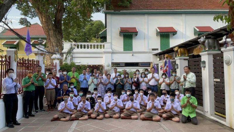 กิจกรรมทำบุญตักบาตรในช่วงเช้า ณ วัดเทพศิรินทราวาส